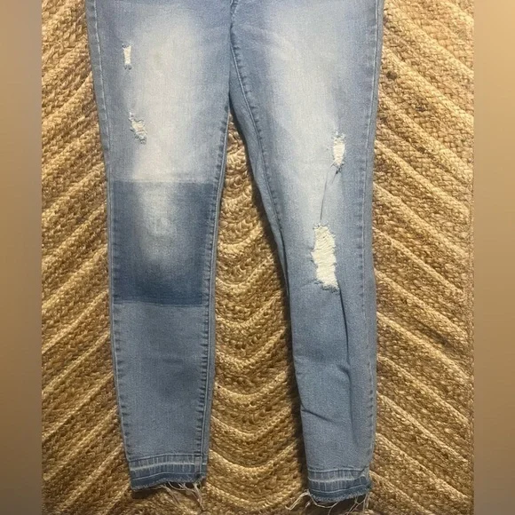 Cred NY Junior's Light Wash Denim Jeans, Distressed Skinny Jeans,Size 7 - Picture 2 of 8